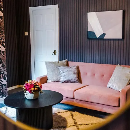 Дом отдыха Newly Renovated 5 Bedroom Home-manchester *
