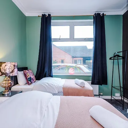 Дом отдыха Newly Renovated 5 Bedroom Home-manchester *