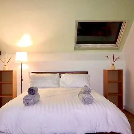 The Church E - Spacious En-suite - Free Wifi & Parking