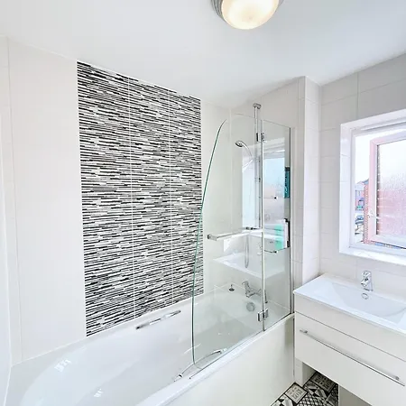 Three Bed Detached Near Centre Дом отдыха *