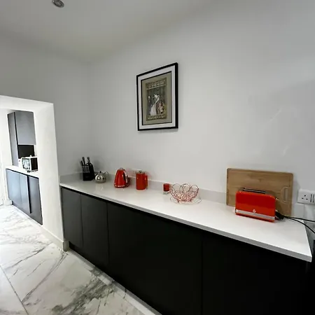 The 3-bed Luxe Sanctuary - Free Parking & Office Manchester