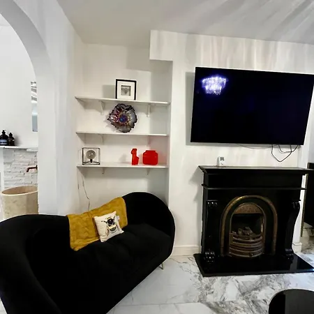 The 3-bed Luxe Sanctuary - Free Parking & Office * Manchester