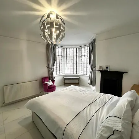 The 3-bed Luxe Sanctuary - Free Parking & Office * Manchester