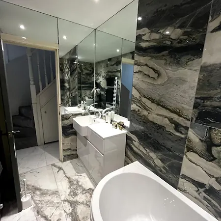 The 3-bed Luxe Sanctuary - Free Parking & Office