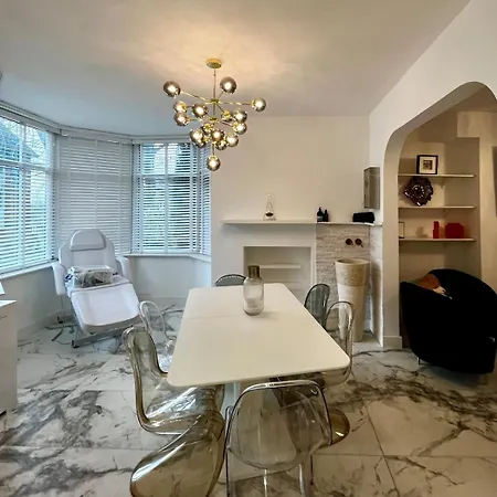 The 3-bed Luxe Sanctuary - Free Parking & Office