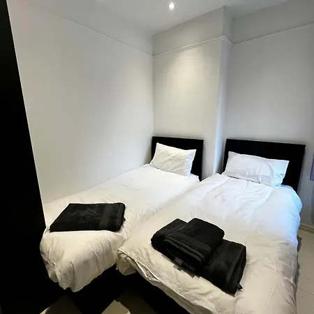 The 3-bed Luxe Sanctuary - Free Parking & Office * Manchester
