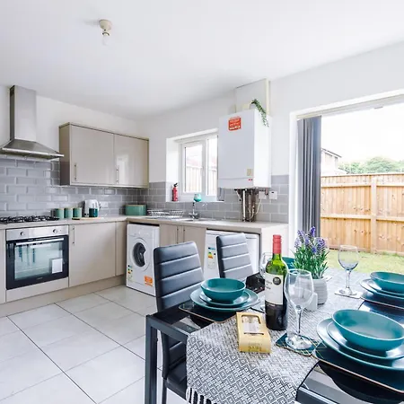 Holiday home Spacious 4-bed In With Parking & Wi-fi