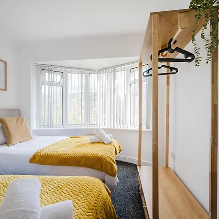 Apartamento 3br | Parking | Contractor | A57 & M60 Links *