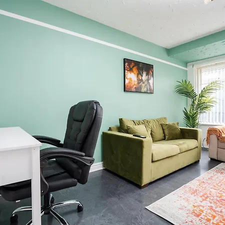 The Jade - Pool Table - Man Utd - Centre - 4bd Holiday home Manchester