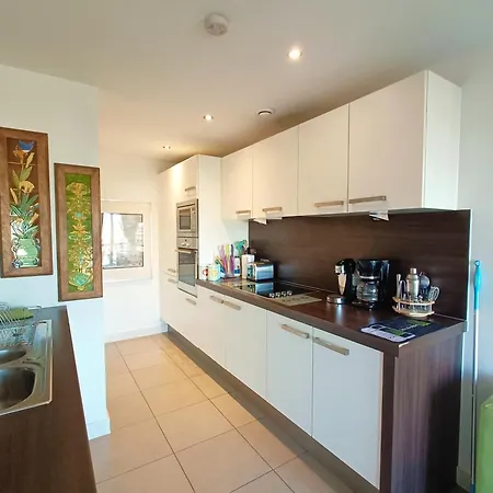 1 Bed Flat - Sleeps 5 - Pets - Garden - Parking *
