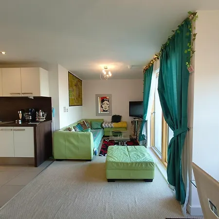 1 Bed Flat - Sleeps 5 - Pets - Garden - Parking * Manchester