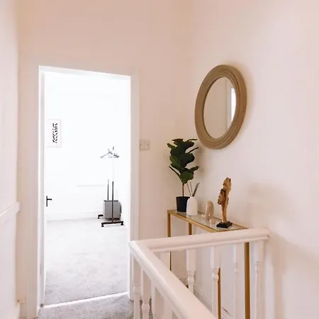Luxe & Stylish In Near Center *