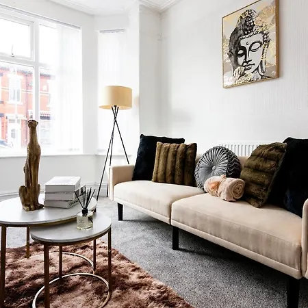 Luxe & Stylish In Near Center