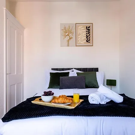 Luxe & Stylish In Near Center Manchester