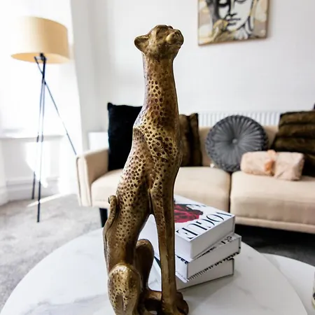 Luxe & Stylish In Near Center Semesterbostad