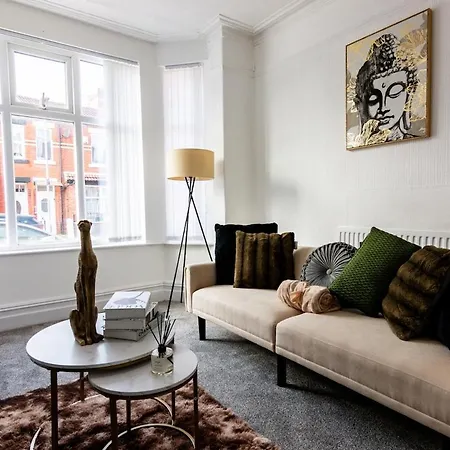 Luxe & Stylish In Near Center