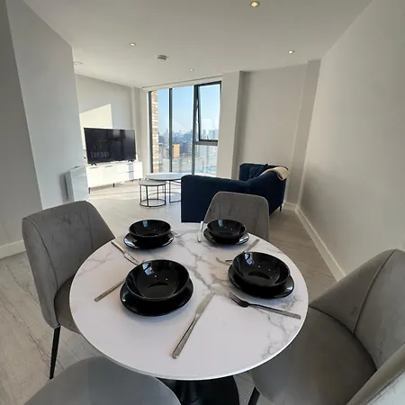 Luxury 2 Bedrooms *