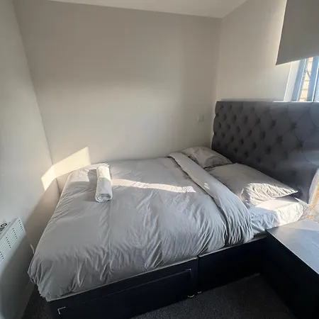 Luxury 2 Bedrooms Apartment *