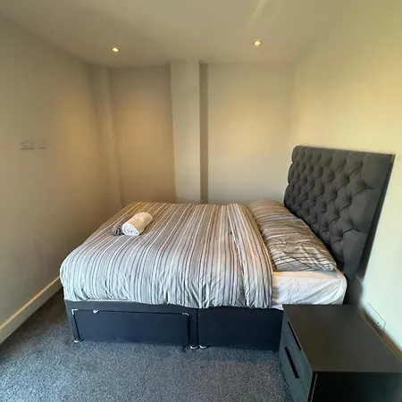 Luxury 2 Bedrooms Apartment *