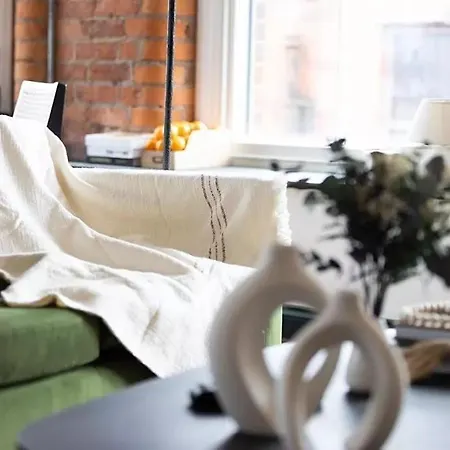 Urban Base, Stone's Throw From Attractions *