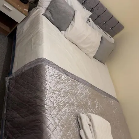 Apartment Modern - Views - Parking - Sleeps 3