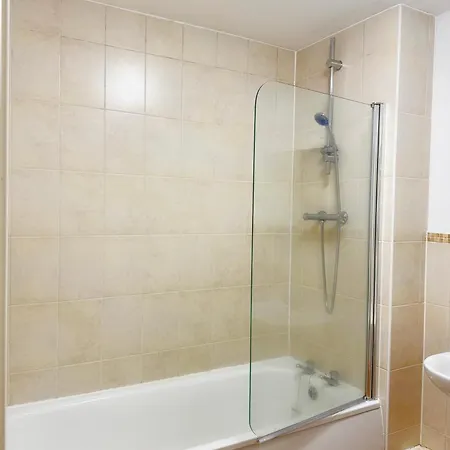 1 Private & A Toilet In 2bed * مانشستر