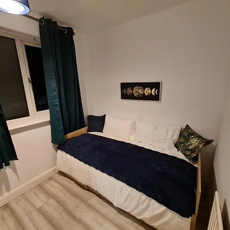 Проживание в семье Cozy With Amenities *