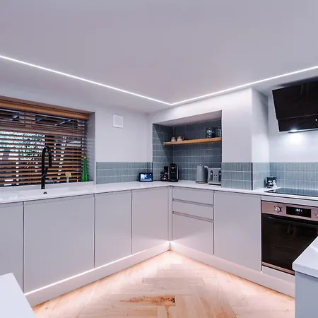 Opulent Oasis Large Luxury Sleeps 10 Manchester