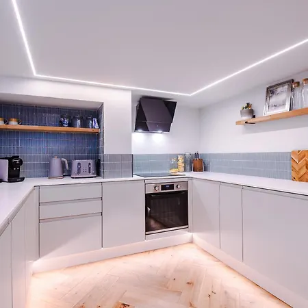 Holiday home Opulent Oasis Large Luxury Sleeps 10 *