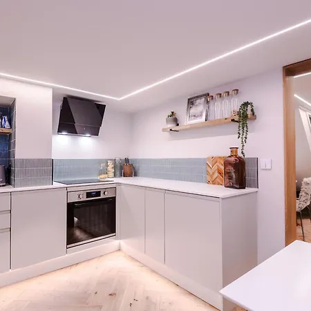 Holiday home Opulent Oasis Large Luxury Sleeps 10 *