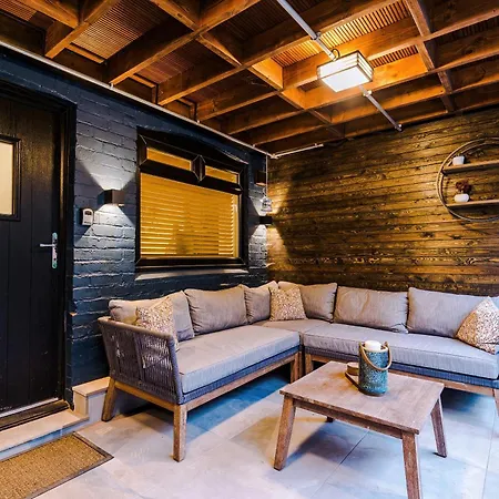 Opulent Oasis Large Luxury Sleeps 10 Holiday home Manchester