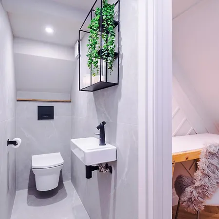 Opulent Oasis Large Luxury Sleeps 10 Manchester