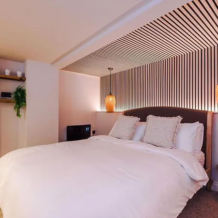 Opulent Oasis Large Luxury Sleeps 10 Manchester