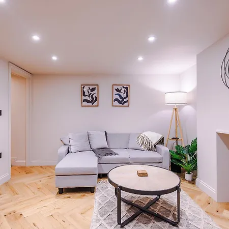 Opulent Oasis Large Luxury Sleeps 10 Holiday home Manchester
