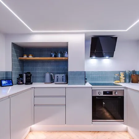 Opulent Oasis Large Luxury Sleeps 10 Manchester