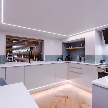 Holiday home Opulent Oasis Large Luxury Sleeps 10 Manchester