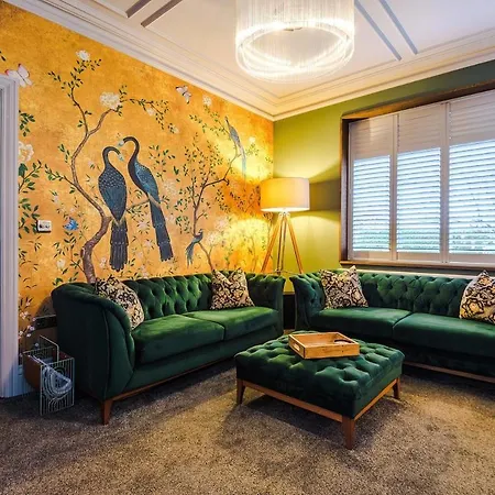 Opulent Oasis Large Luxury Sleeps 10 Μάντσεστερ