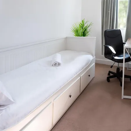 Apartment Modern Near Etihad, Coop Live *