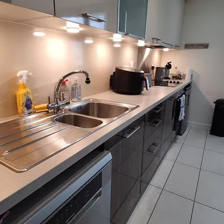Comfort Near Ao Arena And Shopping Centre With 500mbps Internet & Netflix
