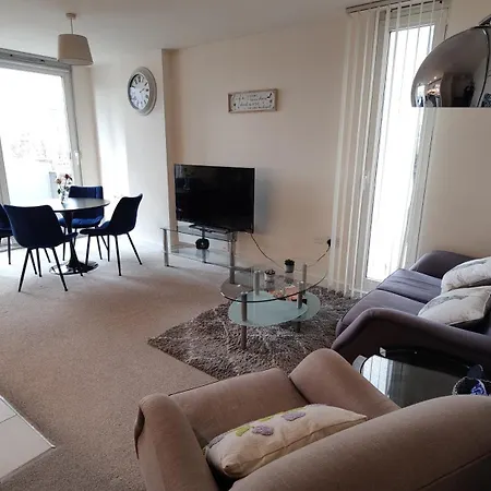 아파트 Spacious Homely Near Ao Arena And Shopping Centre With 500mbps Internet & Netflix