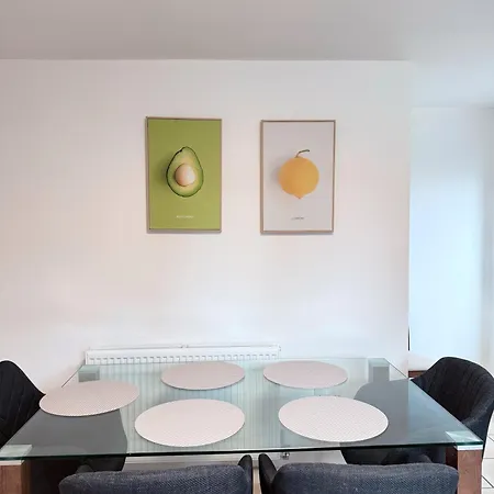 Three Bed Detached Near Centre Holiday home Manchester