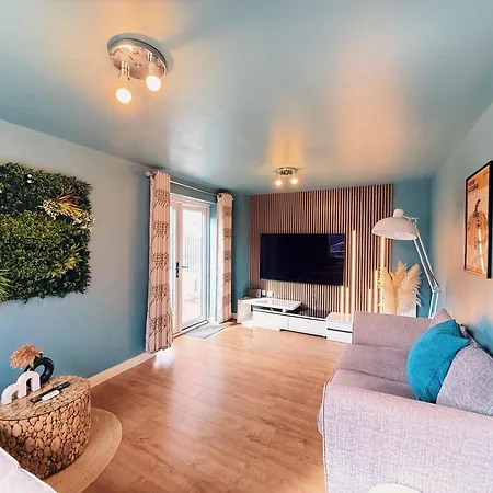 Дом отдыха Three Bed Detached Near Centre *