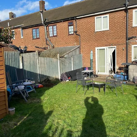 Comfortable Cat-friendly With Garden & Parking Manchester