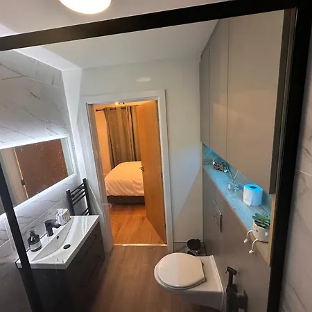 Centrally Located Modern 2 Bedroom Apartment, Minutes Walk To Ao Arena