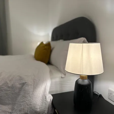 Centrally Located Modern 2 Bedroom Apartment, Minutes Walk To Ao Arena