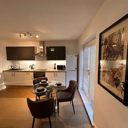 Apartamento Centrally Located Modern 2 Bedroom Apartment, Minutes Walk To Ao Arena *