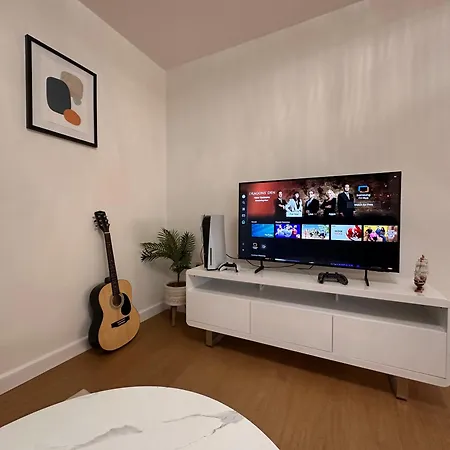 Centrally Located Modern 2 Bedroom Apartment, Minutes Walk To Ao Arena * Manchester