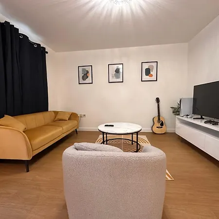 Centrally Located Modern 2 Bedroom Apartment, Minutes Walk To Ao Arena Apartment