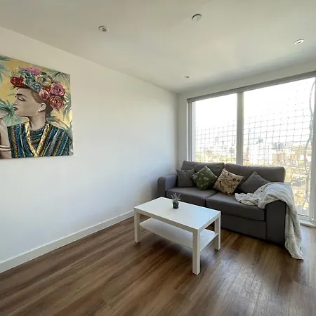 Apartment Entire Top-floor Views Near Media & United *