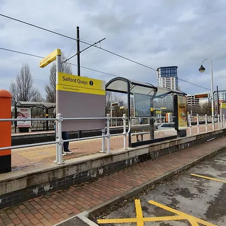 Modern & Cosy With Balcony, Near Media Centre & Old Trafford Stadium *